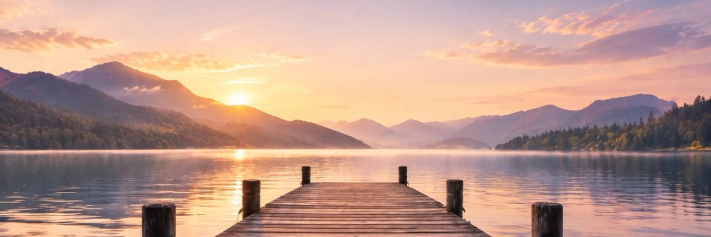 Holzsteg am Weissensee bei Sonnenuntergang